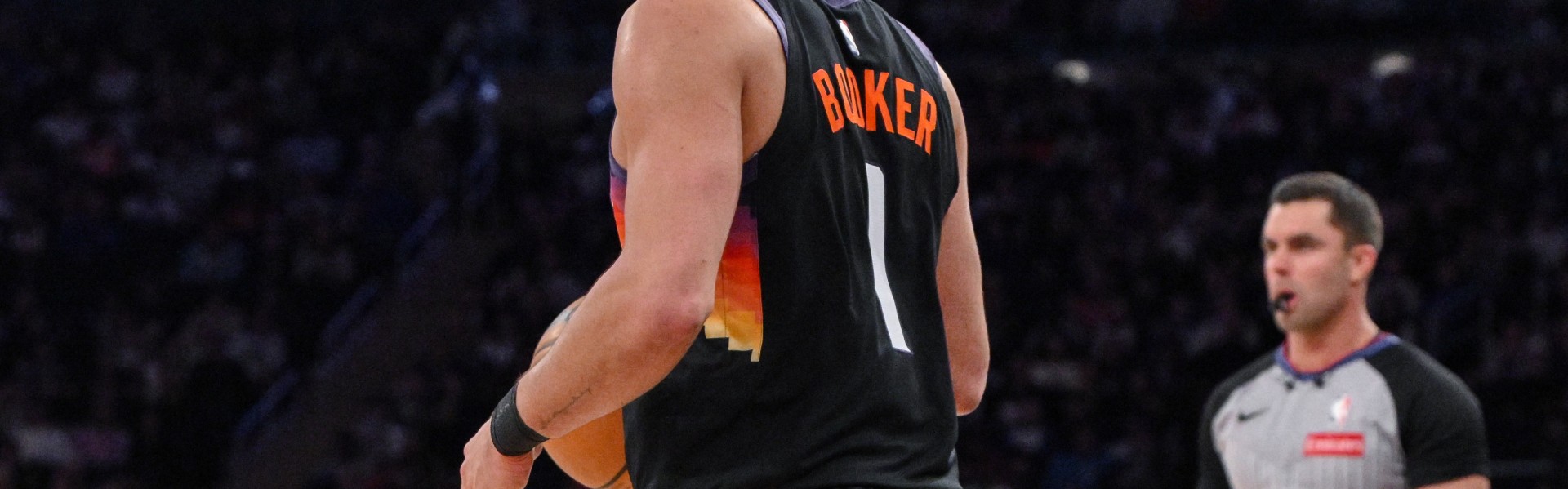 开云体育-球队需要你！布克第三节10中7轰下16分2板1助 节末崴脚回更衣室